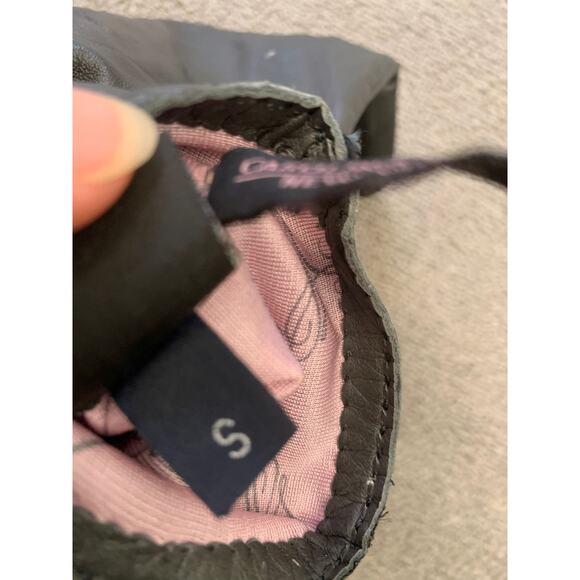 Carolina Amato Women S Black‎ Lambskin Silk lined Gloves With Buttons - Picture 4 of 5